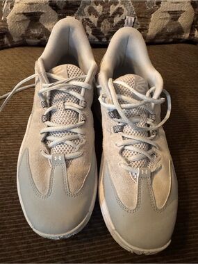 Like New
Men’s size 8–woman’s size 10 1/2 Under Armour Basketball Shoes